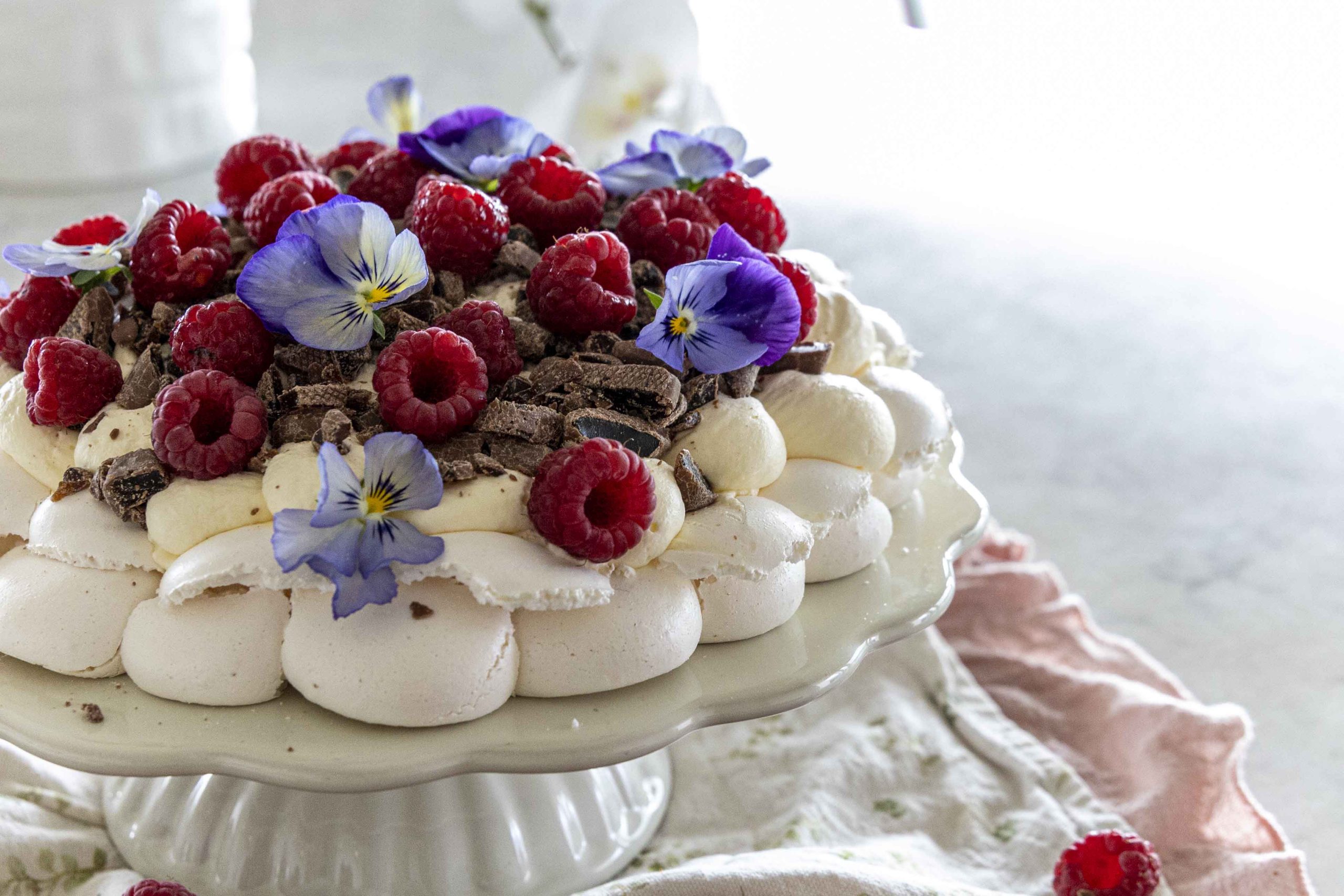 Hjúplakkrís og hindberja pavlova