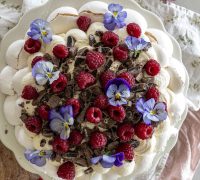 Hjúplakkrís og hindberja pavlova