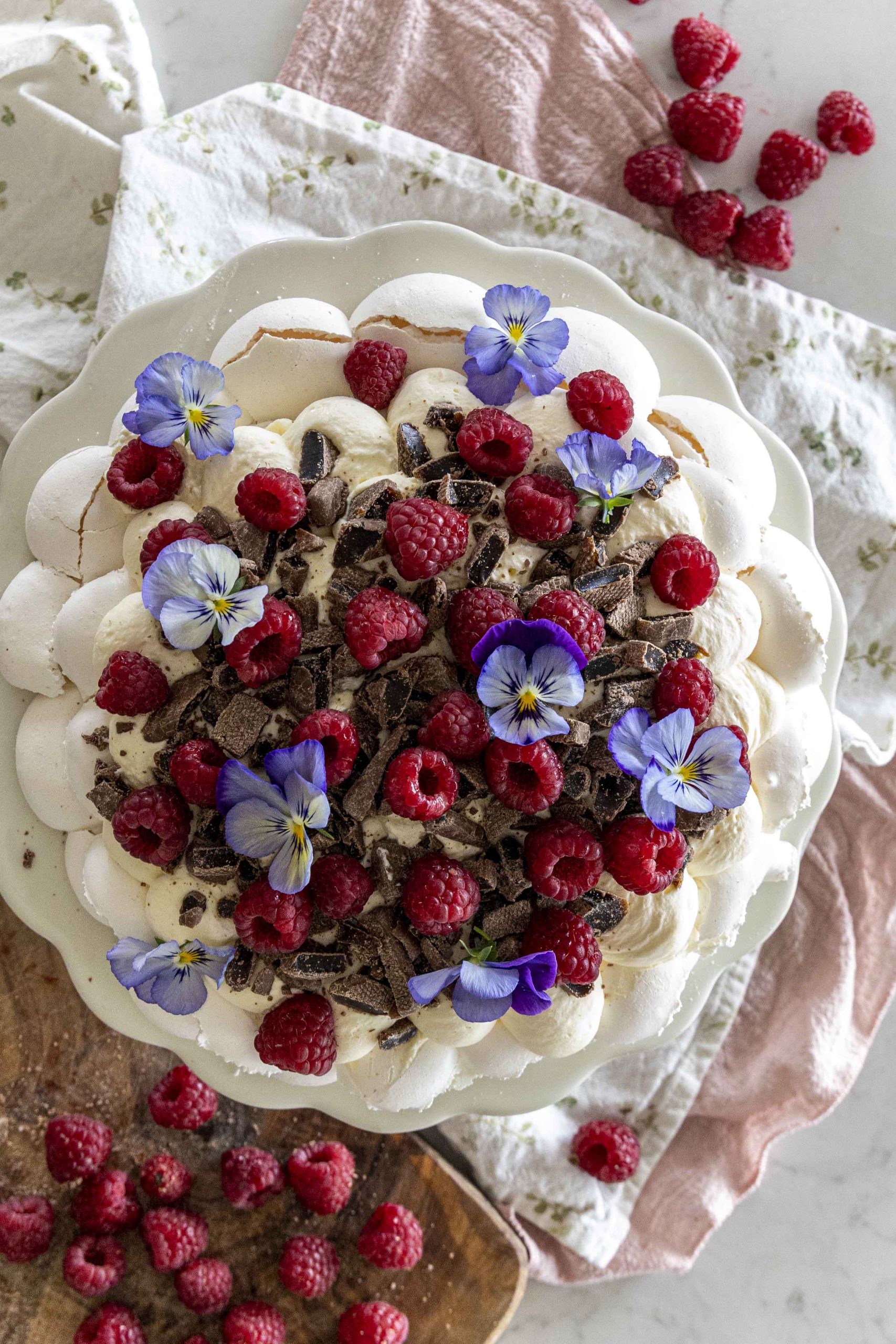 Hjúplakkrís og hindberja pavlova