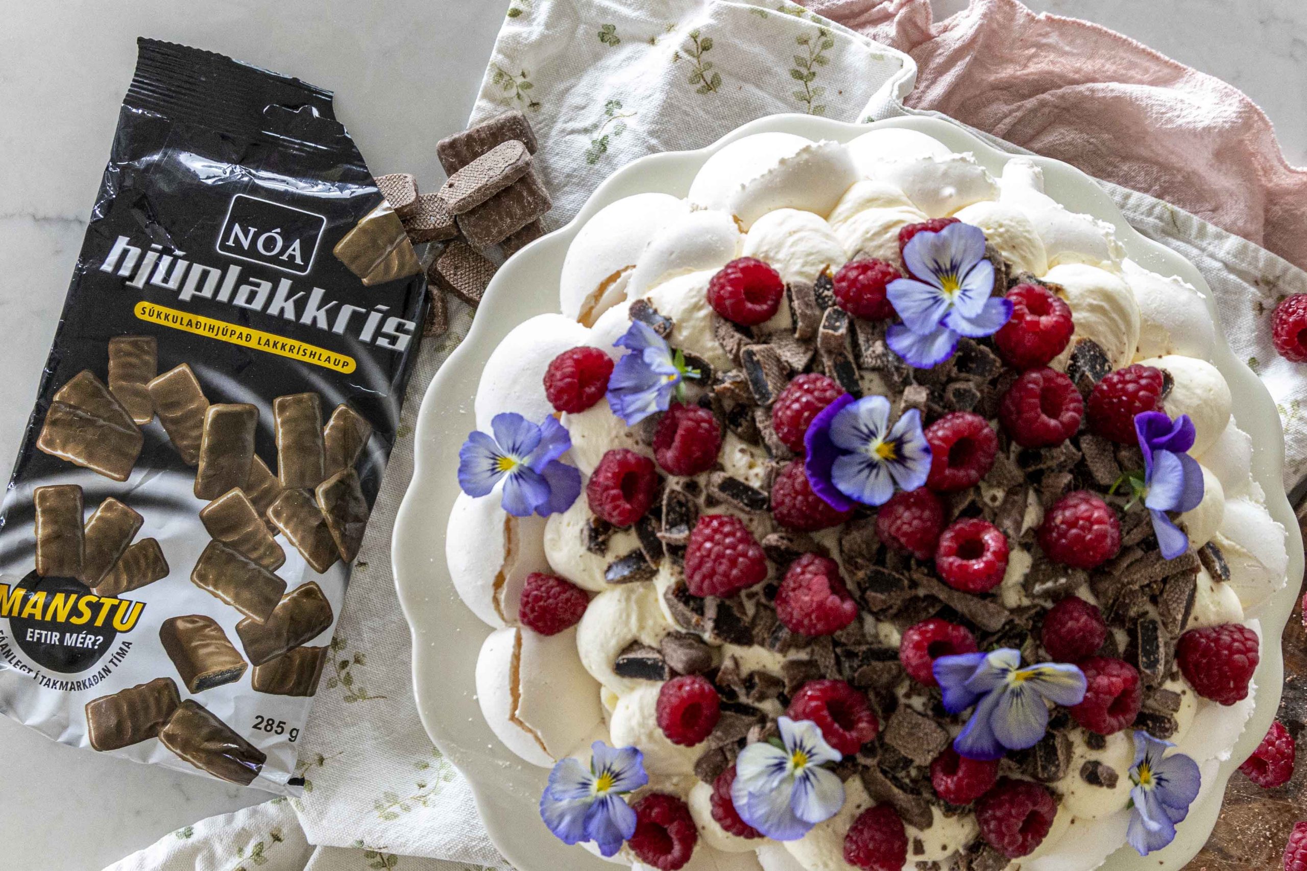 Hjúplakkrís og hindberja pavlova